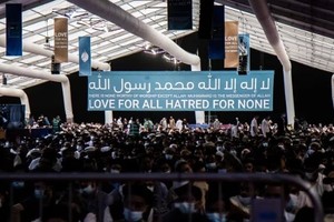 "Amor para todos, odio para nadie", dice la bandera en el escenraio del Jasa Salana en Reino Unido.
