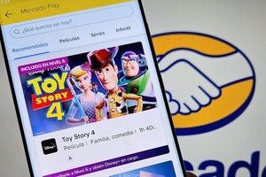 El catálogo incluye películas, series, documentales, contenido para niños y reality TV de estudios y productoras locales e internacionales.