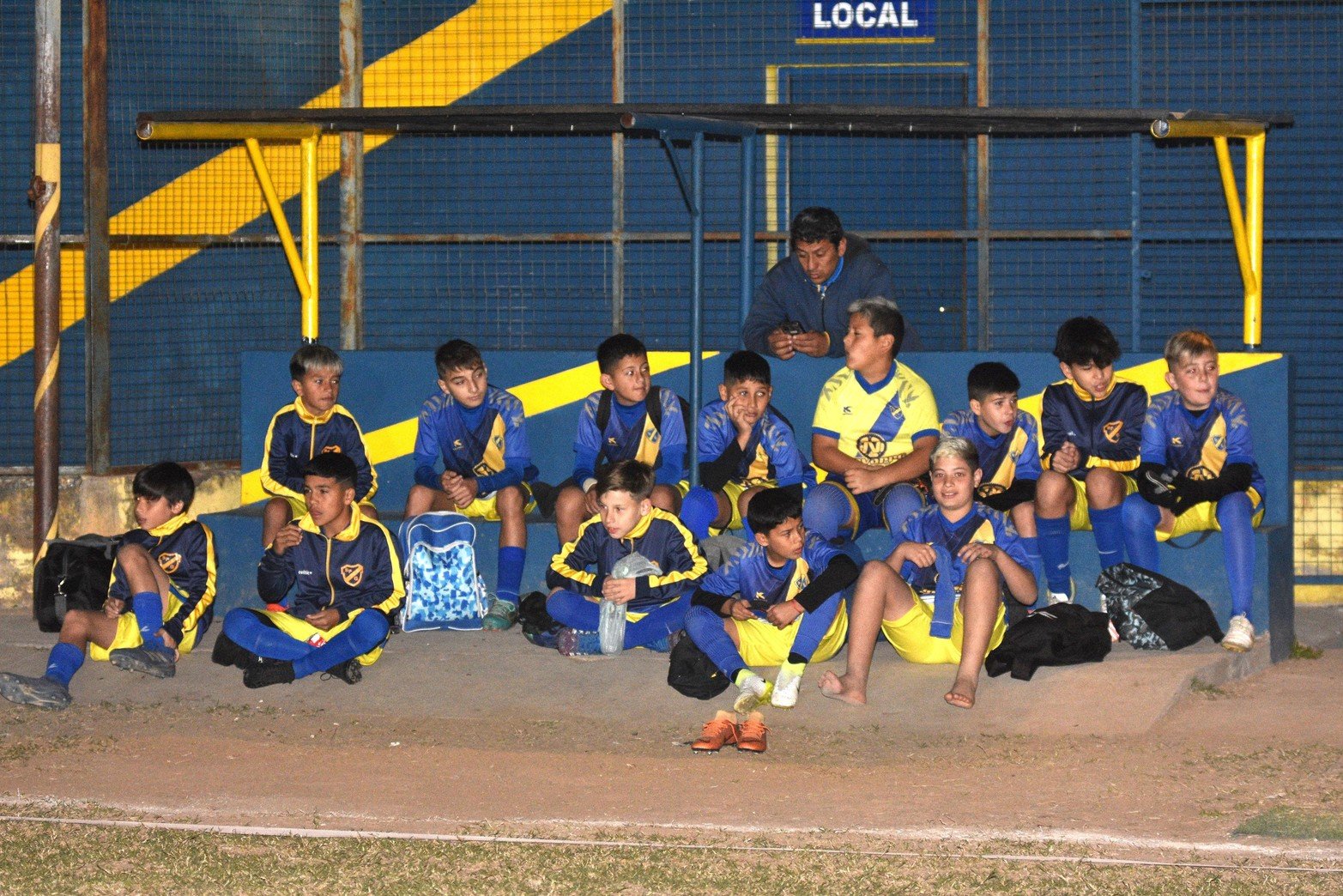 Los niños, protagonistas indiscutidos, demostraron sus habilidades en el terreno de juego, deleitando a los espectadores con su entrega y pasión por el deporte. Cada gol fue festejado con entusiasmo, y las sonrisas de los pequeños deportistas iluminaron el campo de juego.