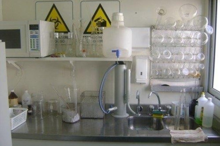 Dentro de sus múltiples tareas, la bromatología contribuye a educar y concientizar sobre prácticas seguras de manipulación alimentaria tanto en industrias como en el hogar.