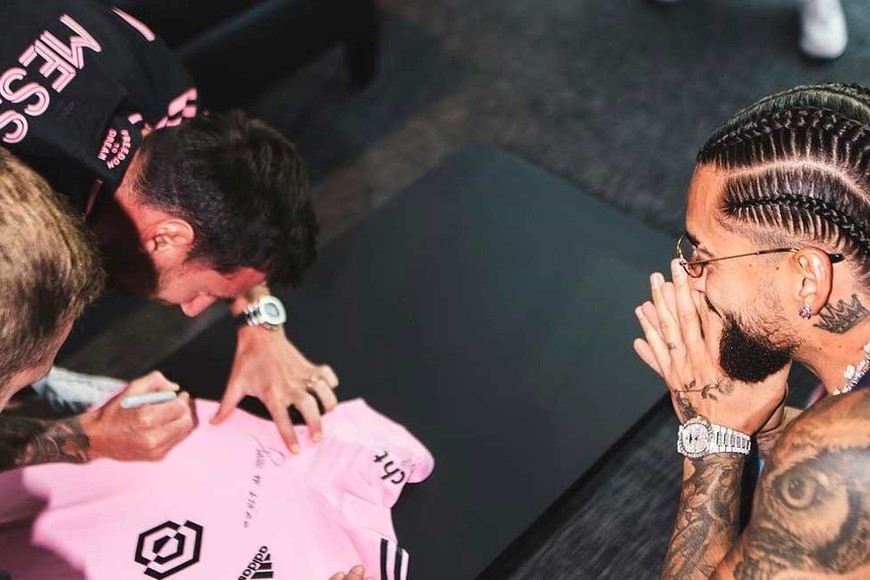 Lionel Messi recibe visita de Maluma y le regala camiseta del Inter Miami  con una petición