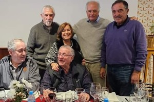 Luis Cáceres con Alicia Tate e históricos dirigentes de la UCR: Storani, Nosiglia, Becerra y Campero, entre otros. Crédito: Instagram