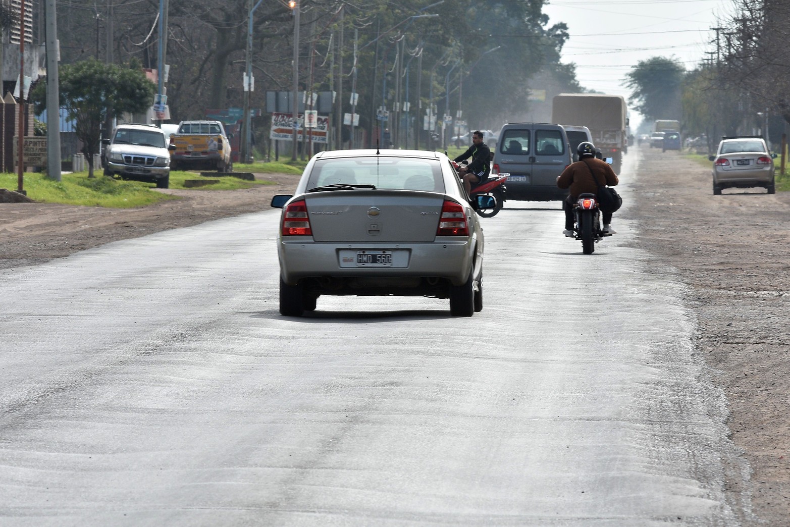 El mal estado de la vieja Ruta 11 preocupa a vecinos de Santa Fe y Recreo. Se trata de un reclamo histórico: pozos, hundimientos y ondulaciones son algunas de las falencias que presenta el trayecto urbano. Desde Vialidad Nacional argumentan que cuentan con recursos limitados para su mantenimiento y que se tuvo que relicitar la obra de mejoramiento.