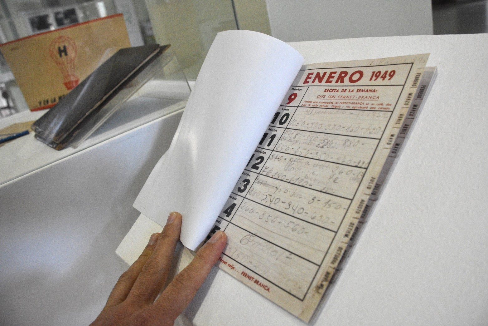 Café con fernet. La "receta de la semana" en una particular agenda de época que forma parte de la muestra "Un mundo de sensaciones. Miradas apasionadas y contrastantes sobre bebidas y bebedores en Santa Fe" que se exhibe en el hall de la municipalidad.