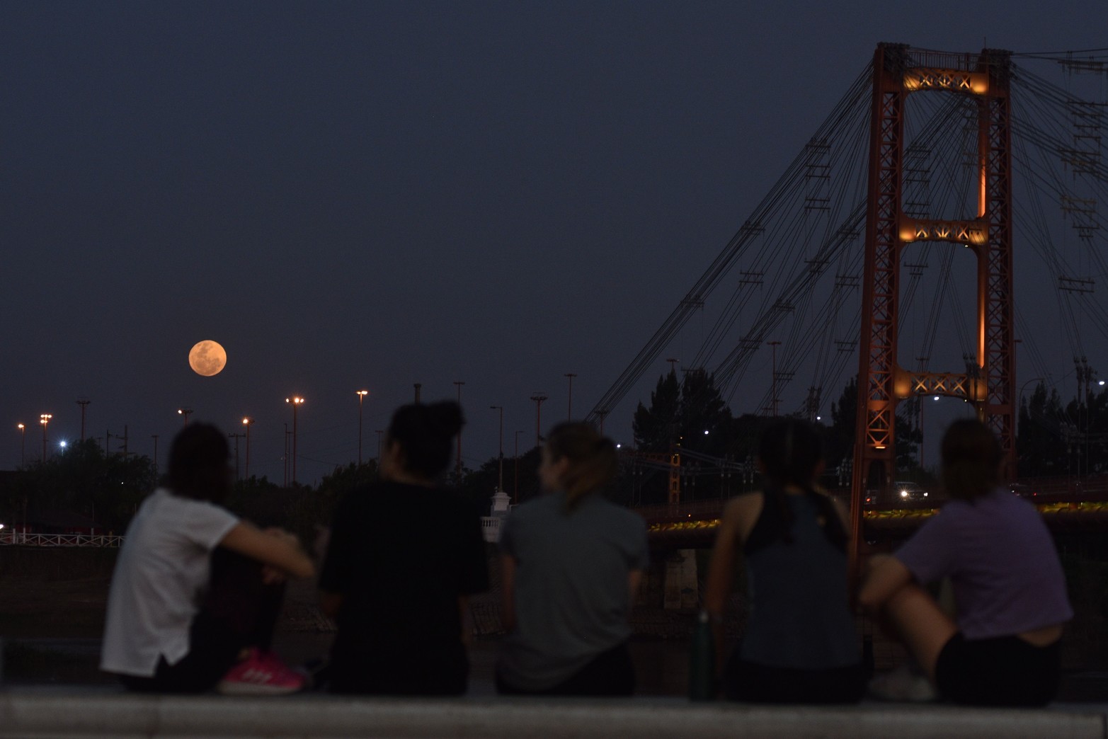 Luna de esturión. Una luna llena más grande y brillante de lo habitual deleitó a los santafesinos dejando postales inolvidables. El pasado martes, sin nubes bajas en el horizonte, se la pudo disfrutar desde la puesta del sol.