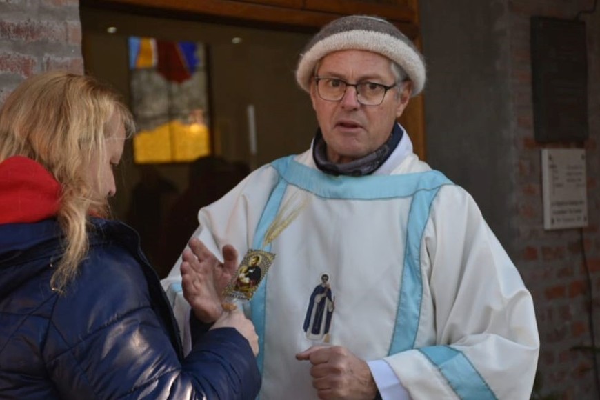 El sacerdote Matías Vecino, después de seis años, es trasladado a Santo Tomé. Créditos: Flavio Raina.