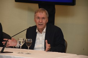 "Le pido a todo el pueblo de Santa Fe que votemos por un representante del Interior productivo", dijo el mandatario cordobés, en conferencia de prensa. Crédito: Guillermo Di Salvatore