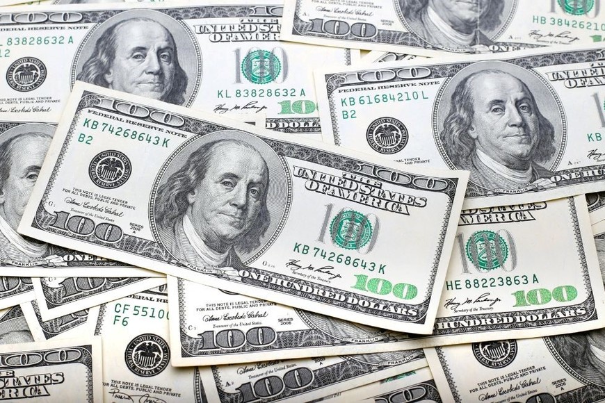 El dólar blue comienza la semana previa a las PASO en $574.