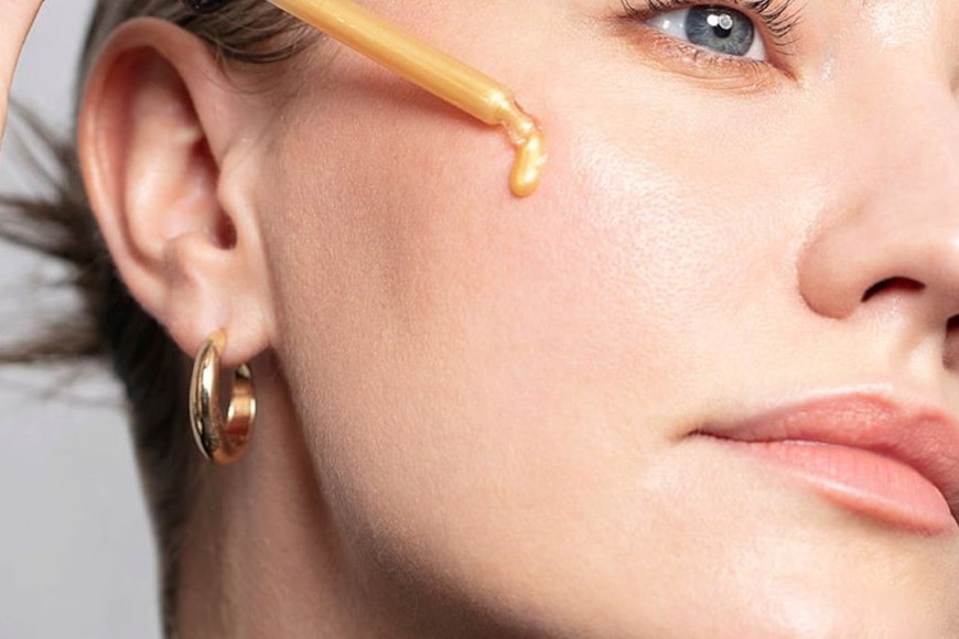 La vitamina C es un antioxidante natural que combate los radicales libres, moléculas inestables que pueden dañar las células de la piel.