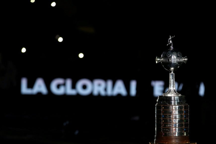 trofeo Soccer Football -  Argentina's Lanus v Brazil's Gremio - Copa Libertadores Final - Ciudad de Lanus stadium, Lanus, Argentina - November 29, 2017. The trophy is seen before the start of the match. REUTERS/Agustin Marcarian cancha lanus  futbol copa libertadores partido final futbol futbolistas lanus gremio de porto alegre