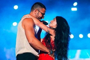 ¿Algo más que amigos? La argentina y el español compartieron un momento en el escenario.