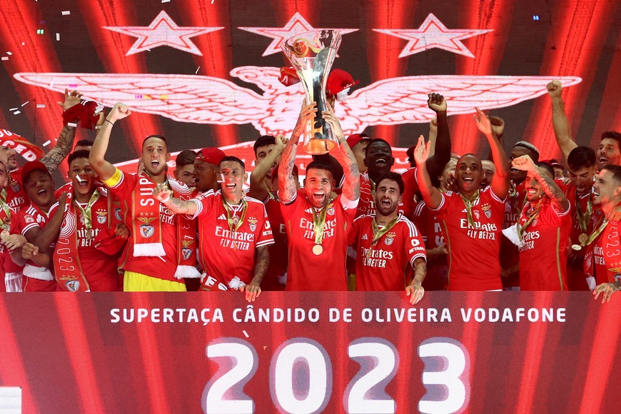 Soccer Football - Supertaca - Benfica v FC Porto - Estadio Municipal de Aveiro, Aveiro, Portugal - August 9, 2023
Benfica's Nicolas Otamendi celebrates with the trophy and teammates after winning the Supertaca REUTERS/Pedro Nunes TPX IMAGES OF THE DAY