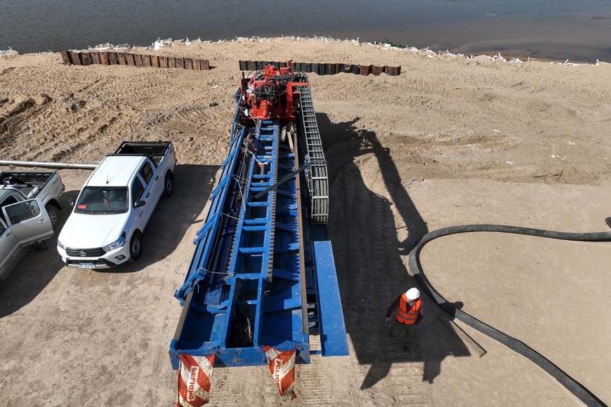 Unas 250 toneladas pesa la perforadora que hoy fue trasladada desde el puerto hasta El Chaquito, donde está el obrador. Crédito: Fernando Nicola