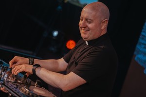 El sacerdote portugués Guilherme Peixoto se desempeña como DJ.