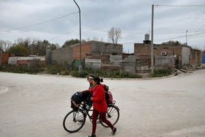 Con mejorado y cordón cuneta, ahora las calles principales del barrio -como Chubut y Larrechea- permiten una mejor circulación, incluso los días de lluvia. Crédito: Pablo Aguirre