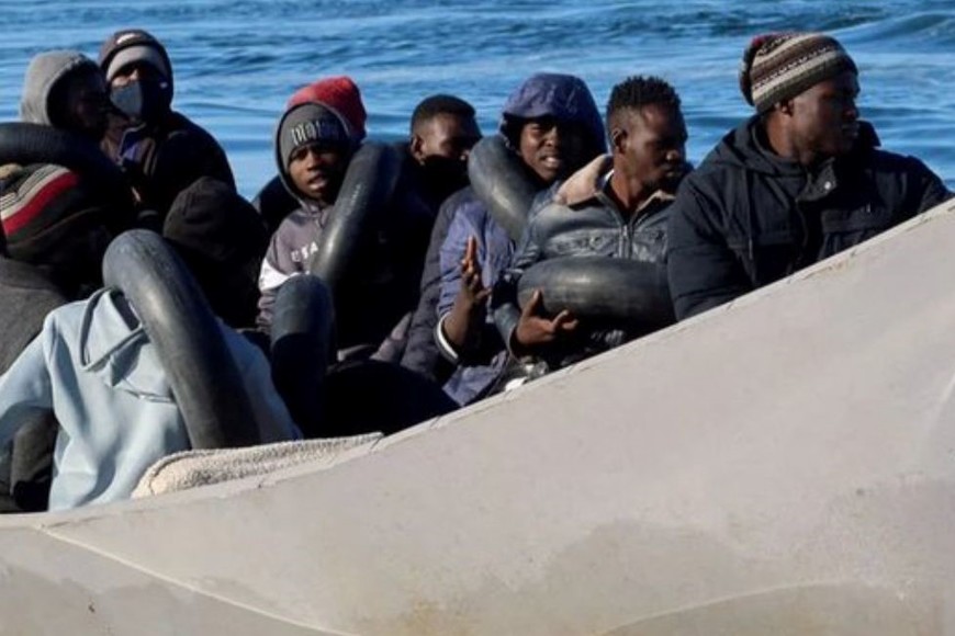 Un barco con un mínimo de 45 personas a bordo se dio vuelta frente a la isla del sur italiano