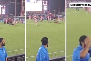 El insólito momento fue captado por un espectador del partido.