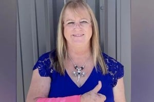 Peggy Jones, de 64 años, quedó con rasguños, cortes y hematomas tras el incidente.