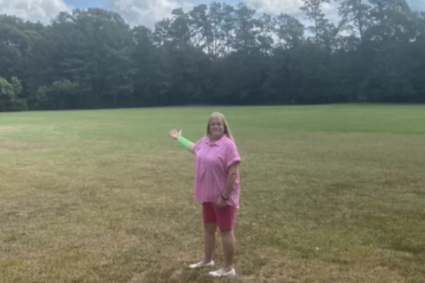 Jones muestra el lugar donde fue atacada por la serpiente y el halcón.