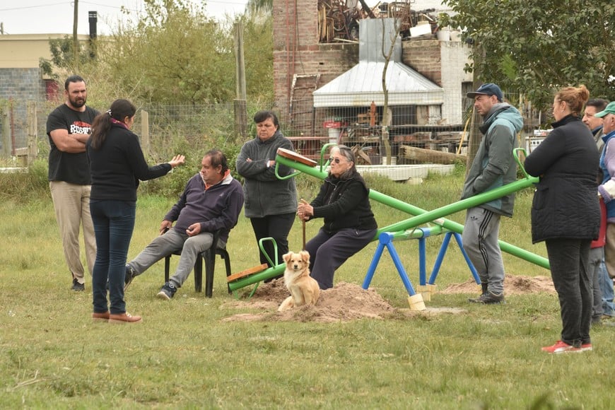 El encuentro de vecinos junto a miembros del área Social de la Comuna se llevó a cabo este jueves, en una plaza que están haciendo en la calle 42 de Arroyo Leyes. FOTO: Mauricio Garín