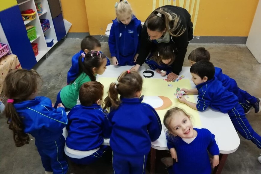 Tareas en el aula. Niños pertenecientes al Colegio Logosófico de Paraná.
