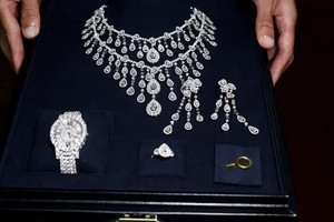 Las joyas de diamantes regaladas al mandatario Jair Bolsonaro y a la exprimera dama Michelle Bolsonaro por el gobierno saudí, fueron incautadas por los funcionarios de aduanas en el Aeropuerto Internacional de Sao Paulo-Guarulhos. Foto: Archivo Reuters