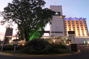 El complejo cuenta con un Casino de alta tecnología, el Hotel Los Silos y el Dique Uno Restó.