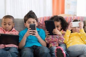 Niños acompañados con los "pilotos automáticos" que tienen al alcance de la mano para "dialogar" con botones en aparatos fríos, sin piel cálida y sensible. ¿Allí encuentran todas las respuestas que buscan?