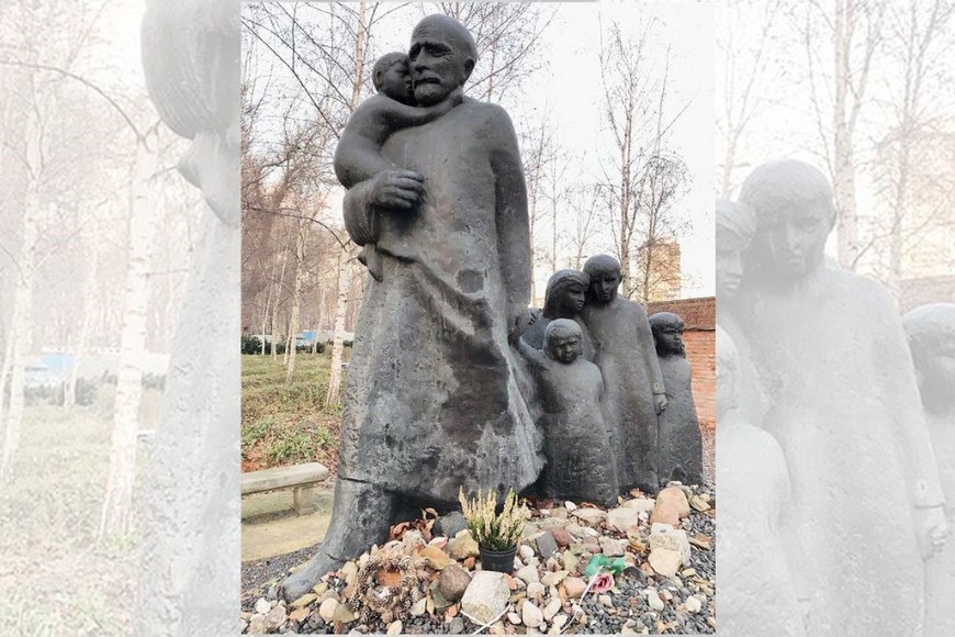 Escultura de Janusz Korzak y sus pequeños, a los que consideraba sus hijos, en el Cementerio Judío de Varsovia.