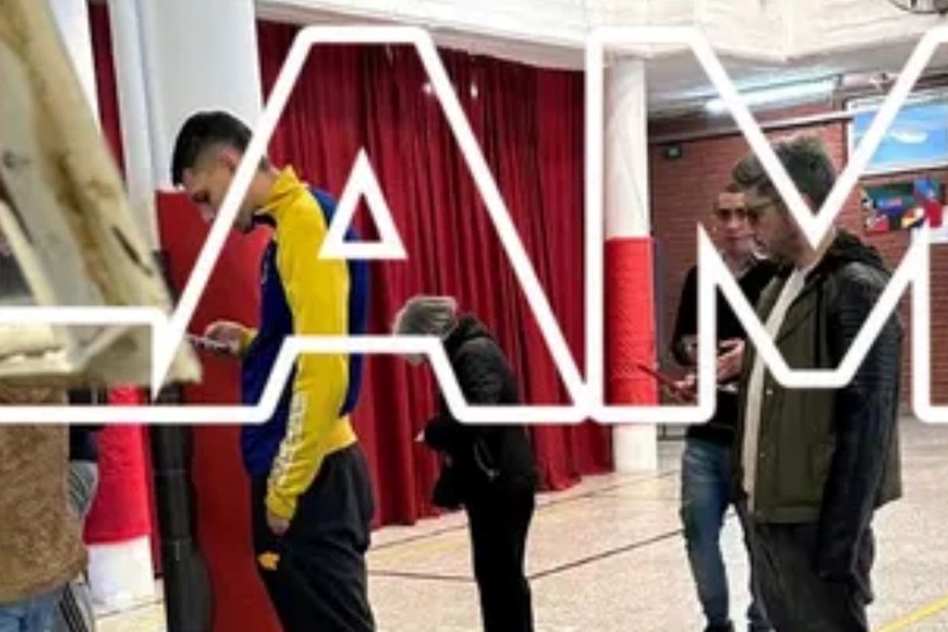 Captaron a Jey Mammon mientras esperaba para votar.