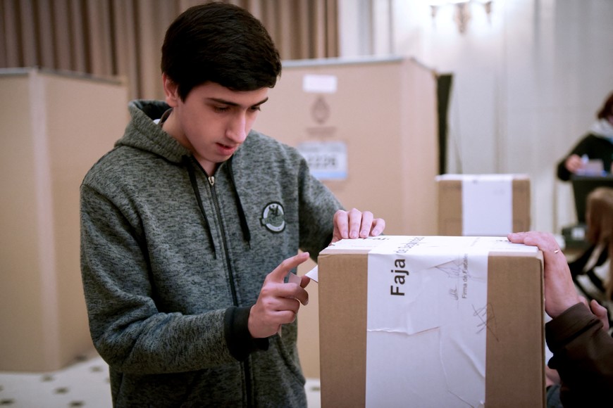 A person casts a ballot during Argentina's primary elections, in Buenos Aires, Argentina August 13, 2023. REUTERS/Mariana Nedelcu