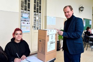 Gustavo Bordet votó en Concordia y esperará los resultados en Paraná, junto al precandidato Adán Bahl, en el Centro de Cómputos del CPC.