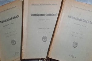Portada de los tres tomos de las Actas del Cabildo publicadas por la Junta Provincial de Estudios Históricos entre 1942 y 1944. Créditos: Gentileza