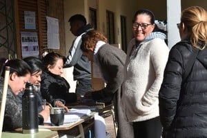 Los vecinos, además de cumplir con el acto democrático, aprovechan el reencuentro con conocidos que hace mucho no se cruzan. Foto: Flavio Raina