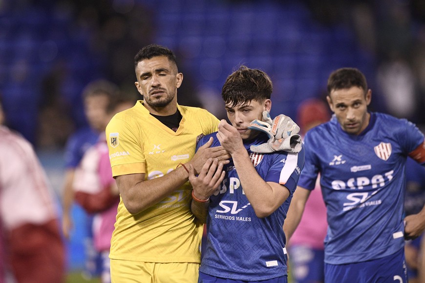 Moyano abraza a Domina, mientras Corvalán observa. Experiencia y juventud de un plantel tatengue que estuvo entre los de más baja edad del torneo. Crédito: Matías Nápoli