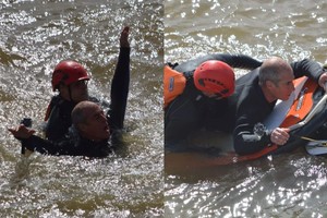 Hombre al agua. Los bomberos practicaron técnicas de rescate en la laguna Setúbal.