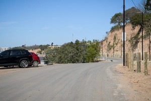 “Aquí se realizó un gran trabajo de refulado y de recuperación de la barranca caída, porque el río avanza, genera erosión hídrica y la barranca va retrocediendo. Esta es una forma de cuidar nuestro patrimonio ribereño y ganar un acceso al río en esta nueva dinámica que va adoptando la ciudad”, expresó el intendente Raimundo.