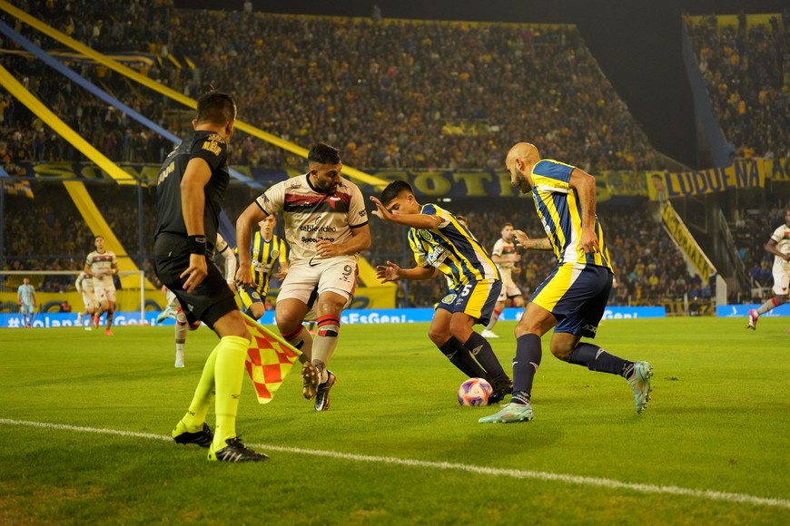 Wanchope Abila en acción ante Rosario Central en el Gigante, una de las tantas jornadas que deparó polémicas (casi todas negativas) para Colón. El delantero había recuperado nivel y gol, pero lo perdió en el final del torneo anterior. Crédito: Agustín Guzmán