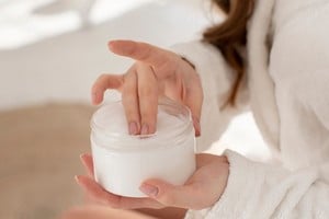 La llegada del invierno trae consigo no solo temperaturas frías y días más cortos, sino también desafíos para nuestra piel