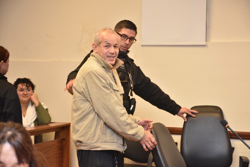 Salas (51) ingresó a la sala entre risas, el primer día de juicio. Cuando lo retiraron tras la última jornada, su expresión era completamente opuesta. Crédito: Archivo Flavio Raina.