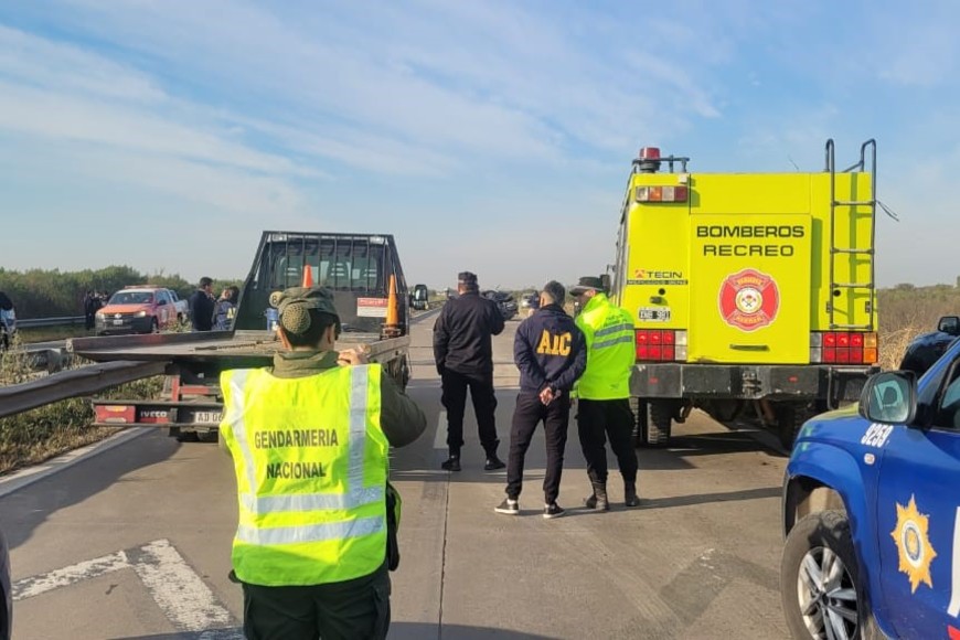 Personal de la Policía Vial desvía el tránsito de Ruta 70 hacia Ruta Nacional 11.