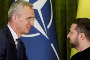 El secretario general de la OTAN, Jens Stoltenberg, y el presidente de Ucrania, Volodímir Zelenski.