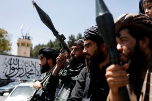 
Soldados talibanes celebran el segundo aniversario de la caída de Kabul. Crédito: REUTERS.