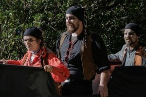 “Mensajes al viento” gira sobre la relación entre dos grupos opuestos pero que, en el fondo, se necesitan: piratas y marineros. Foto: Gentileza La Tramoya