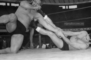 Lo que sería "armado", terminó mal. Karadagian y Gatica debían protagonizar un show para los asistentes a la cancha de Boca, pero el "Mono" se la tomó en serio y el "Armenio" debió terminarla con una toma que terminó por lesionar al ex boxeador. Archivo El Gráfico