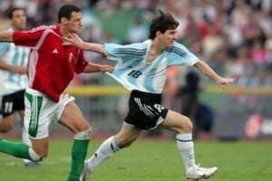 Lionel Messi, el jugador que maravilló a multitudes y redefinió el juego, hizo su debut oficial en la Selección Argentina