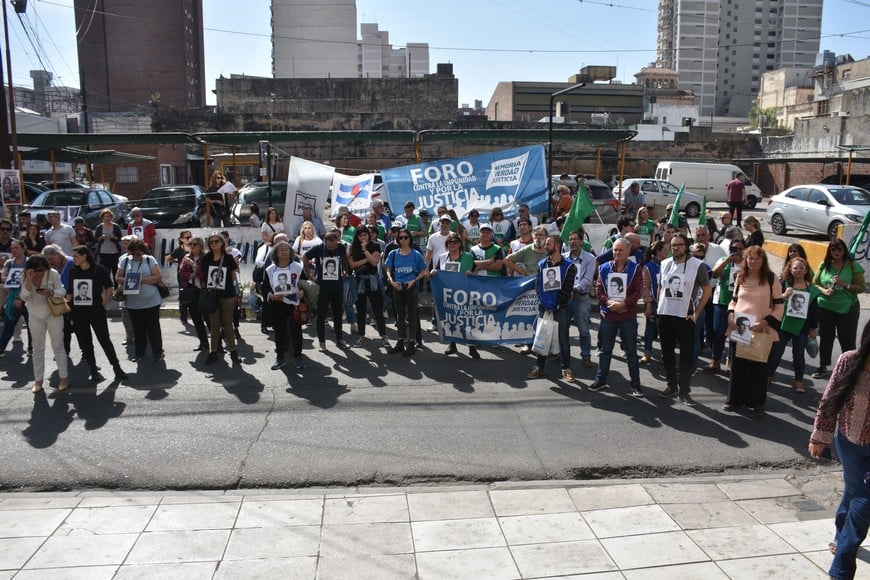 Referentes del Foro contra la Impunidad y por la Justicia acompañaron a desde las escalinatas de tribunales los momentos clave del debate. FOTO: Mauricio Garín