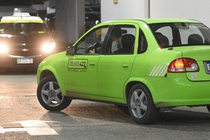 Desde el sábado, los licenciatarios deberán ofrecer al menos una modalidad de pago electrónico. Foto: Manuel Fabatía