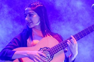 La voz de Julieta Loza, acompañada por músicos y bailarines, promete transportar al público a un viaje musical a través de la tradición del folklore argentino. Foto: Gentileza producción