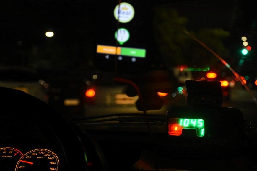 La bajada de bandera pasará a costar $304 (valor de la ficha a $30 en horario diurno); y en horario nocturno valdrá $350 y ($35 la ficha). Foto: Manuel Fabatía